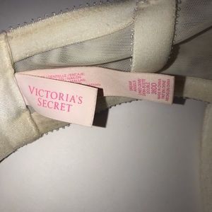 Victoria's Secret Intimates & Sleepwear - VS Victoria’s Secret off white lace embellish bra Victoria's Secret Intimates & Sleepwear - VS Victoria’s Secret off white lace embellish bra